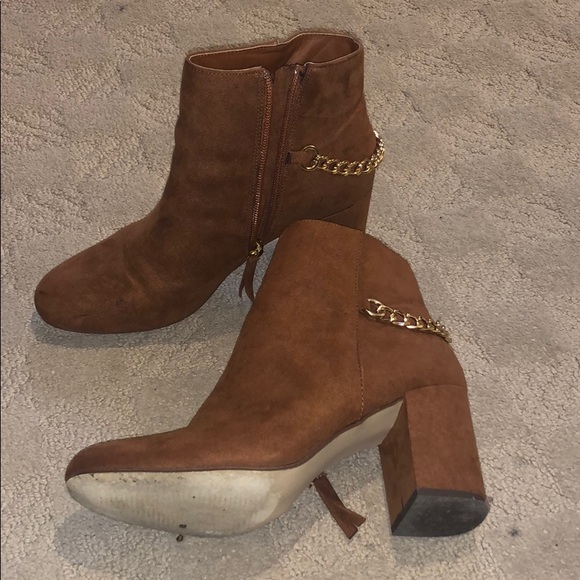 Brown booties with gold chain - Picture 1 of 3